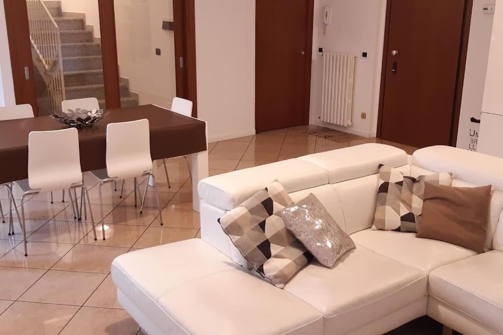 كولونيو مونزيسِّ B&B Accogliente A Due Passi Dal Metro Di Milano - Casa Adriana المظهر الخارجي الصورة